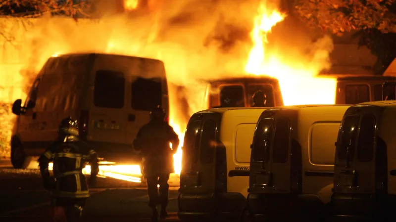 Zapálené auto po protestech v listopadu 2005 ve Štrasburku