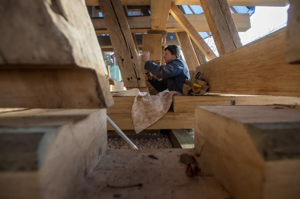 Oprava památkově chráněné dřevěné zvonice u kostela svatého Jana Křtitele ze 16. století v královéhradecké čtvrti Nový Hradec Králové