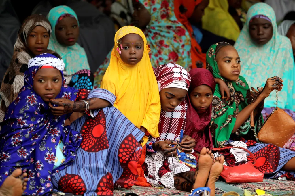 Dívky v Abuja v Nigérii si na konci postu oblékají slavnostní šaty a zdobí si ruce a nohy henou
