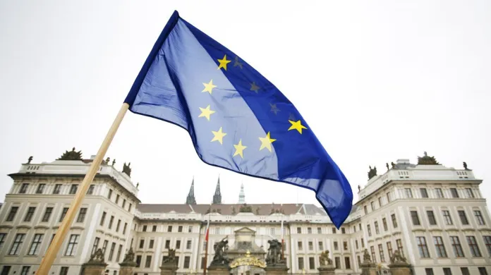 Vlajka EU nad Pražským hradem