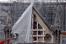 Z Notre-Dame začali odřezávat spečené lešení. Váží dvě stě tun
