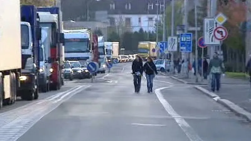 Auta čekají na uvolnění průjezdu Náchodem, který zablokovala demonstrace.