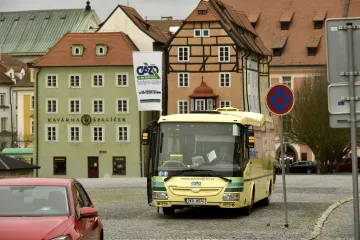 Karlovarský kraj musí zaplatit 2,7 milionu za smlouvy na autobusovou dopravu