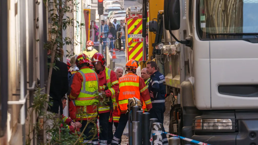 Záchranáři na místě kolapsu budovy v Marseille