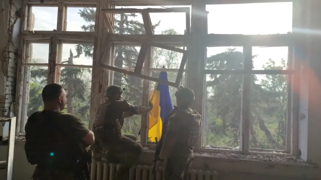 Ukrajinší vojáci na během protiofenzivy osvobozeném území