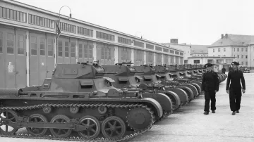 Jednotka obrněného pluku používala lehký tank Panzerkampfwagen I. V místních kasárnách byl techniky dostatek (1935)