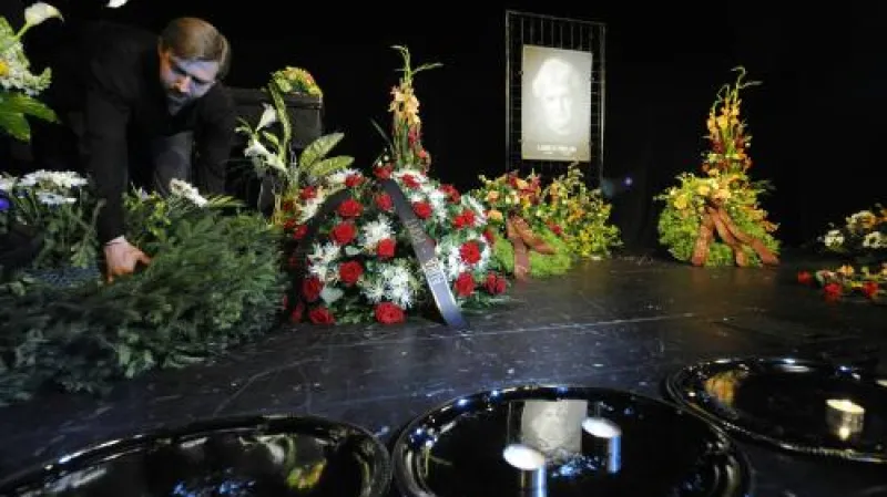 Smutečně vyzdobené Žižkovské divadlo Járy Cimrmana