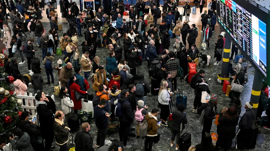 Cestující na londýnském nádraží Euston na Štědrý večer poznamenaný stávkou železničářů