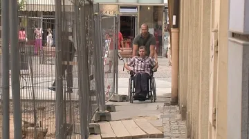 Cesta rozkopaným Brnem skýtá pro vozíčkáře řadu nástrah