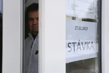 Je tady manévrovací prostor, vláda by mohla stávkujícím v něčem ustoupit, míní ekonom