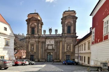 Dietrichsteinová u soudu o vrácení pozemků a nemovitostí neuspěla. Spor o hrobku pokračuje