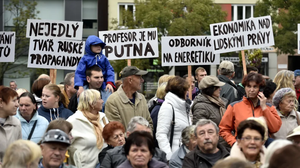 Protesty proti Miloši Zemanovi během jeho cesty na Zlínsko