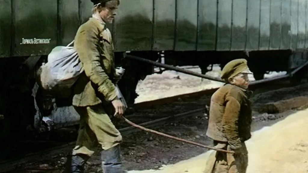 Hrbáč vede slepého (cca 1920, autor: neznámý legionář)