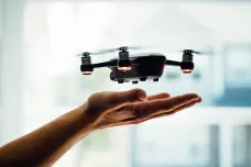Majitele dronů čekají změny, někteří si budou muset připlatit třeba za let v blízkosti domů