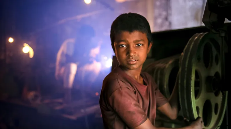 Na výrobě lodí v Bangladéši se podílejí nezletilí