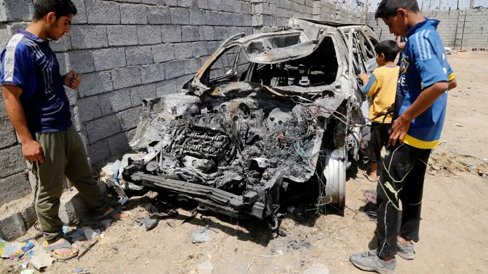 Při bombovém útoku v Bagdádu zahynulo nejméně 21 lidí. Bombu odpálil v autě sebevražedný atentátník
