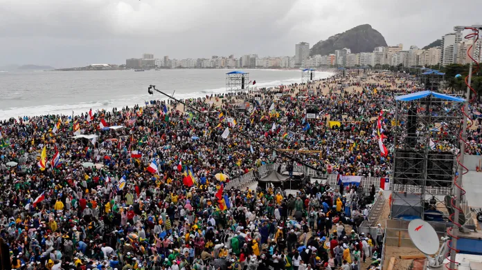Věřící čekají na Copacabaně na papeže Františka