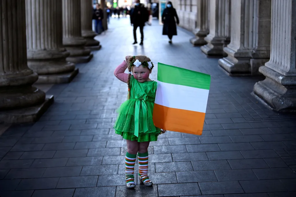 Irové zažili další netradiční oslavy Dne svatého Patrika, které se odehrály spíše v on-line prostoru. Tradiční průvody se už druhým rokem kvůli covidovým opatřením nekonaly
