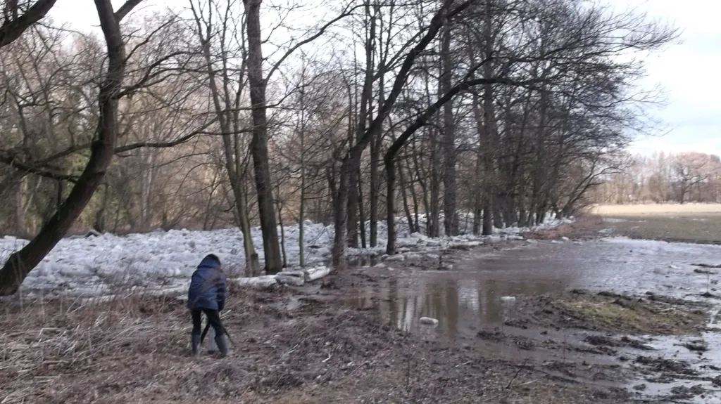 Voda se vylévá do polí