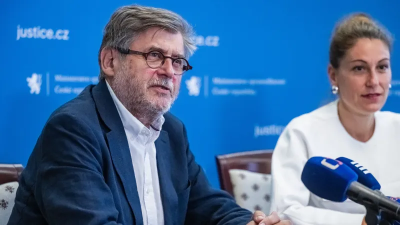 Bývalý koordinátor pro šetření bitcoinové kauzy David Uhlíř a ministryně Eva Decroix (ODS)