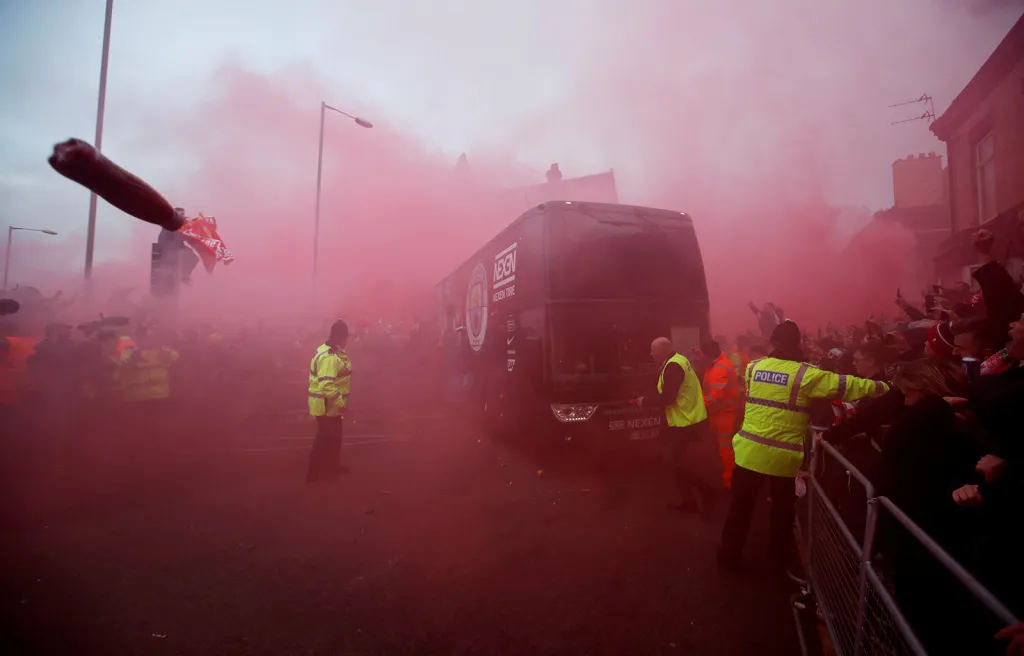 Čtvrtfinále Ligy mistrů mezi týmy Liverpool a Manchester City. Fanoušci Liverpoolu napadli před samotným utkáním autobus protihráčů. Házeli na něj lahve a zapalovali výbušnou pyrotechniku