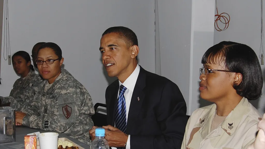 Barack Obama při snídani s americkými vojáky
