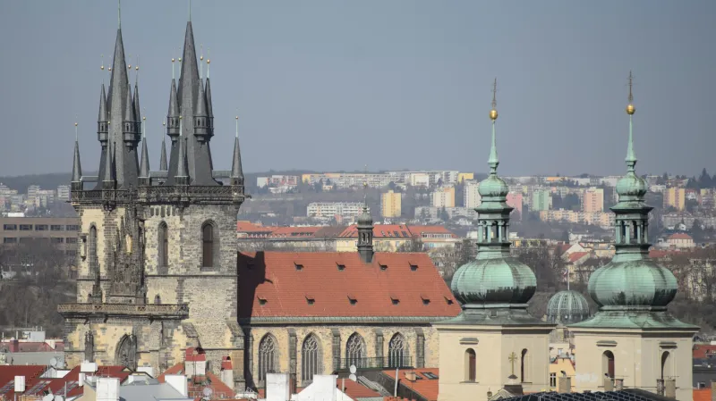 Týnský chrám a věže kostela svatého Havla