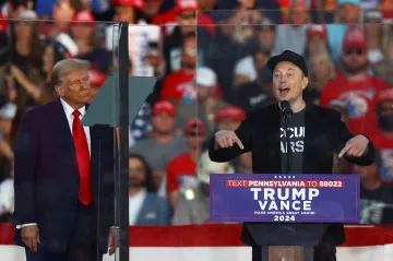 K triumfu pomohla Trumpovi i dvojice dřívějších příznivců demokratů