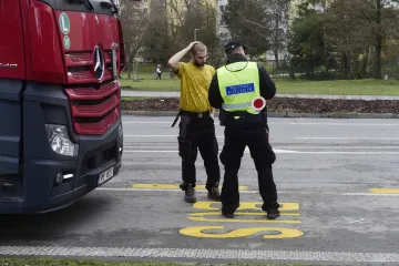 „Otočte se a jeďte jinudy.“ Policisté budou před Přerovem odklánět kamiony, které komplikují dopravu
