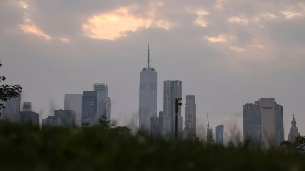Kouř z lesních požárů v Kanadě doputoval až do New Yorku