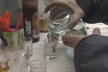 Průměrný Rus už pije méně než průměrný Čech. Stoupá ale počet otrav domácí pálenkou