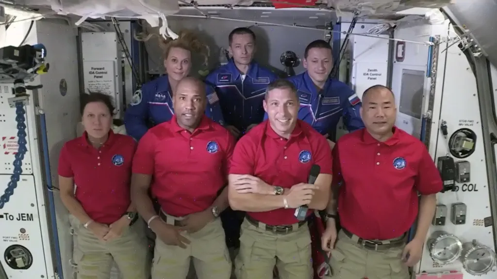 Astronauti Shannon Walkerová, Victor Glover, Michael Hopkins a Soiči Noguči (v první řadě)
