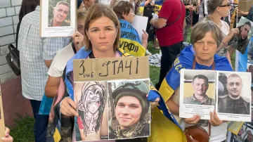 Ukrajinci čekají na své blízké po výměně zajatců s Ruskem