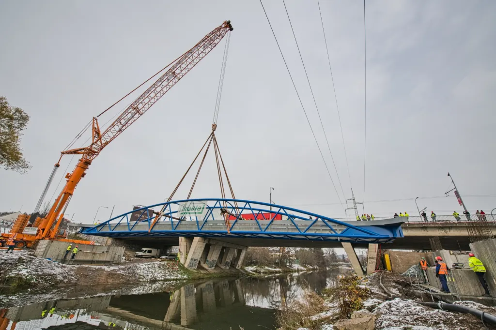 Stavbaři v Brně instalovali novou lávku přes řeku Svitavu