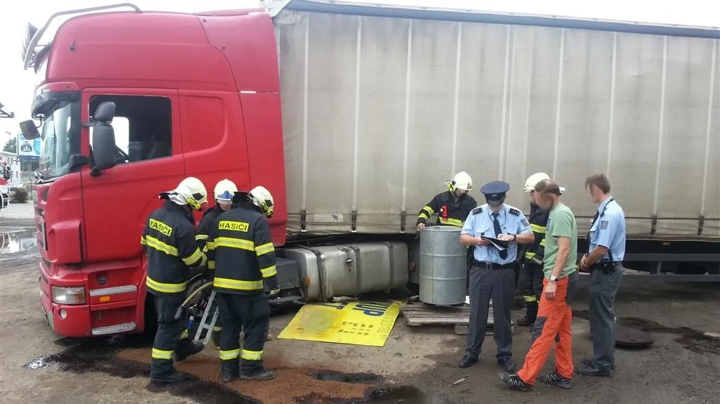Únik provozní kapaliny kamionu v Olomouci