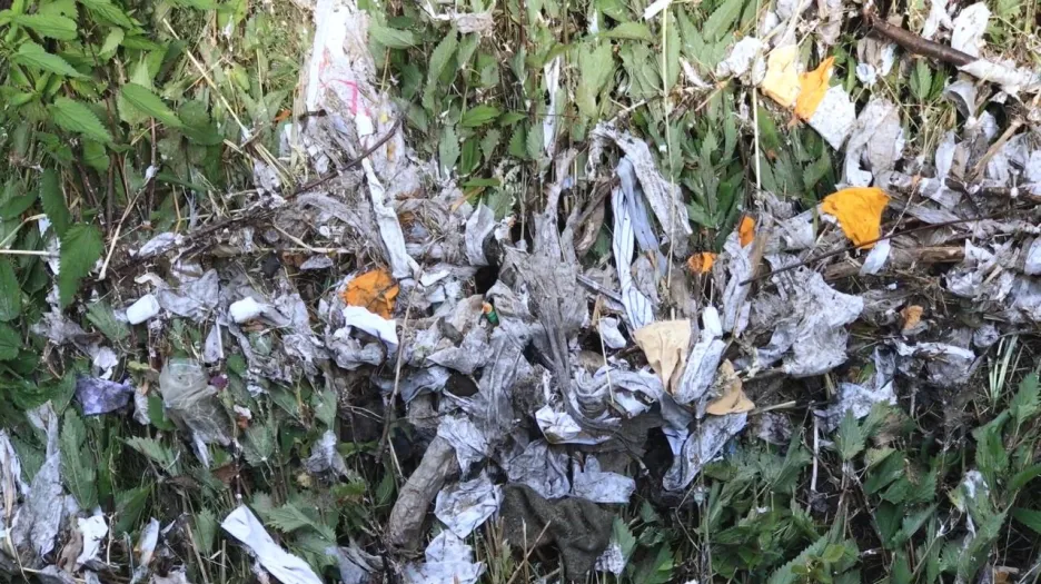 Potok v Horním Slavkově byl po bouřce plný všeho, co lidé spláchli do záchodu