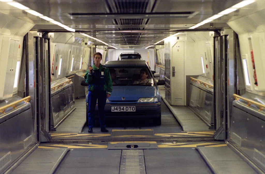 Nakládka aut na Le Shuttle 30. září 1994, kdy se Eurotunel připravuje na přepravu cestujících pod Lamanšským průlivem
