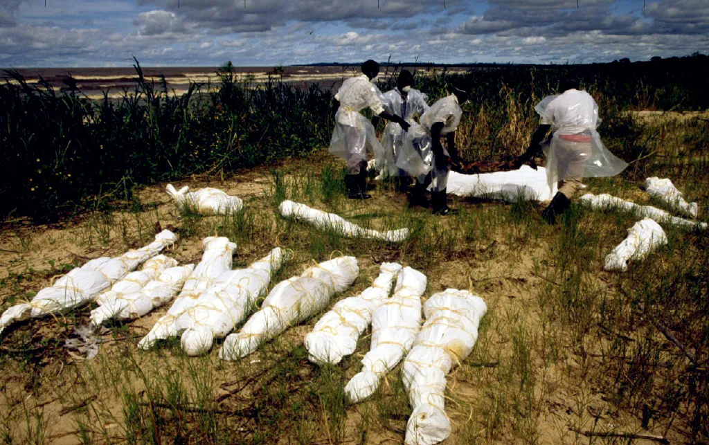 Ugandští rybáři shromáždili těla u vesnice Kasensero, 208 kilometrů jihozápadně od Kampaly. Těla byla nesena řekou Akagera z Rwandy do Viktoriina jezera. 20. května 1994