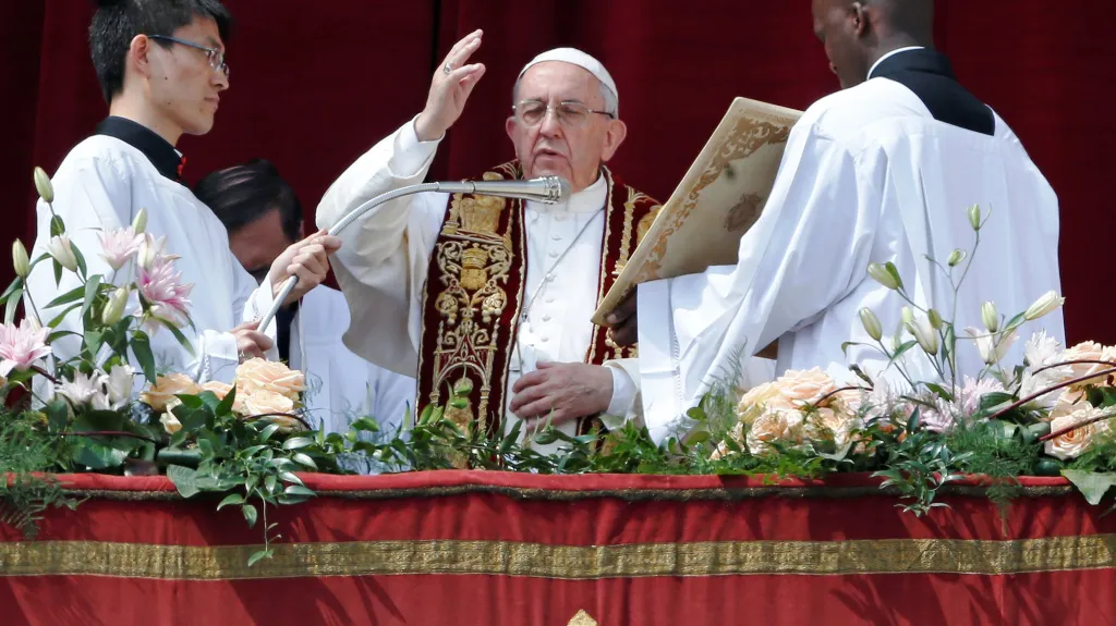 Papež František při požehnání Městu a Světu