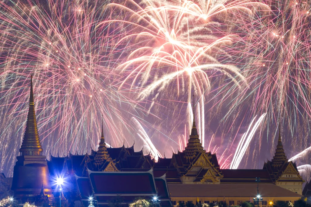 Oslavy příchodu nového roku u Velkého paláce v Bangkoku