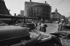 Odhalenou hrudí proti tanku. Výstavy připomínají příběhy fotografií ze srpna 1968