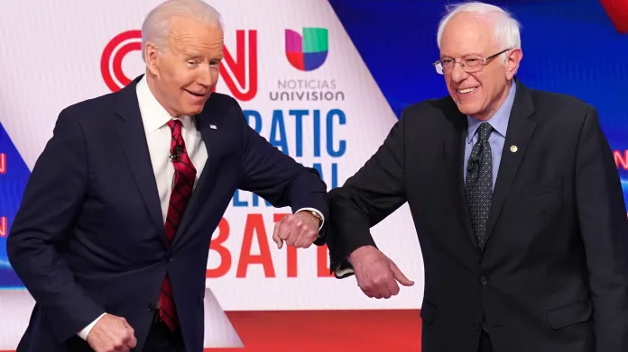Joe Biden a Bernie Sanders po jednom z duelů během demokratických primárek