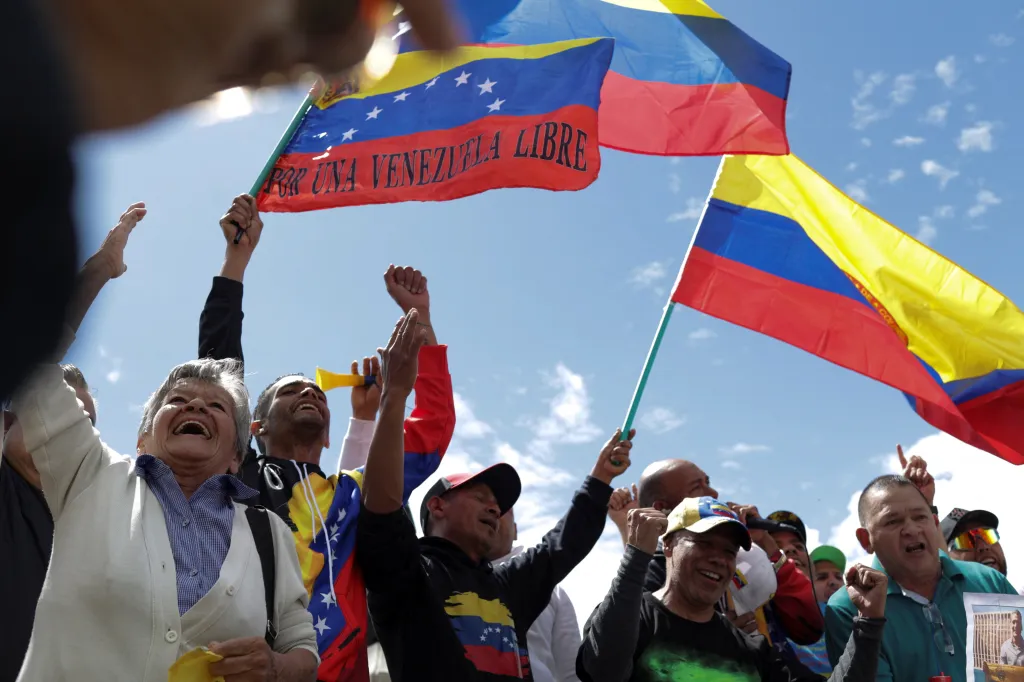 Lidé v Bogotě oslavují zadržení venezuelského vládce Nicoláse Madura Američany