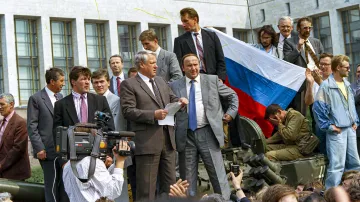Boris Jelcin, prezident Ruské federace, vystoupil 19. srpna 1991 s prohlášením, při kterém stal na jednom z tanků před budovou parlamentu v Moskvě