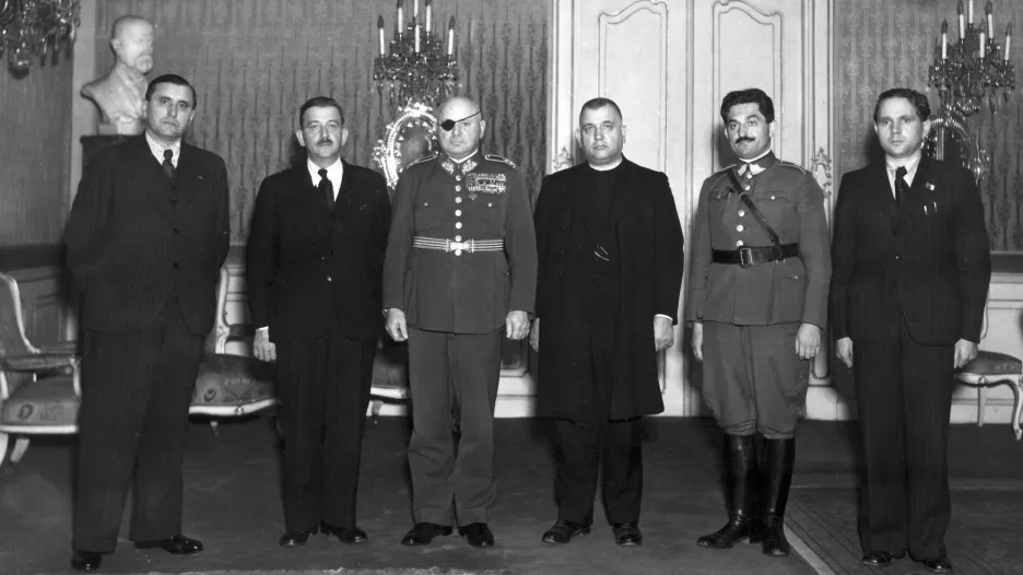 Jan Syrový (třetí zleva) spolu s členy autonomní slovenské vlády (Ján Lichner, Pavol Teplanský, Jozef Tiso, Ferdinand Ďurčanský, Matúš Černák)