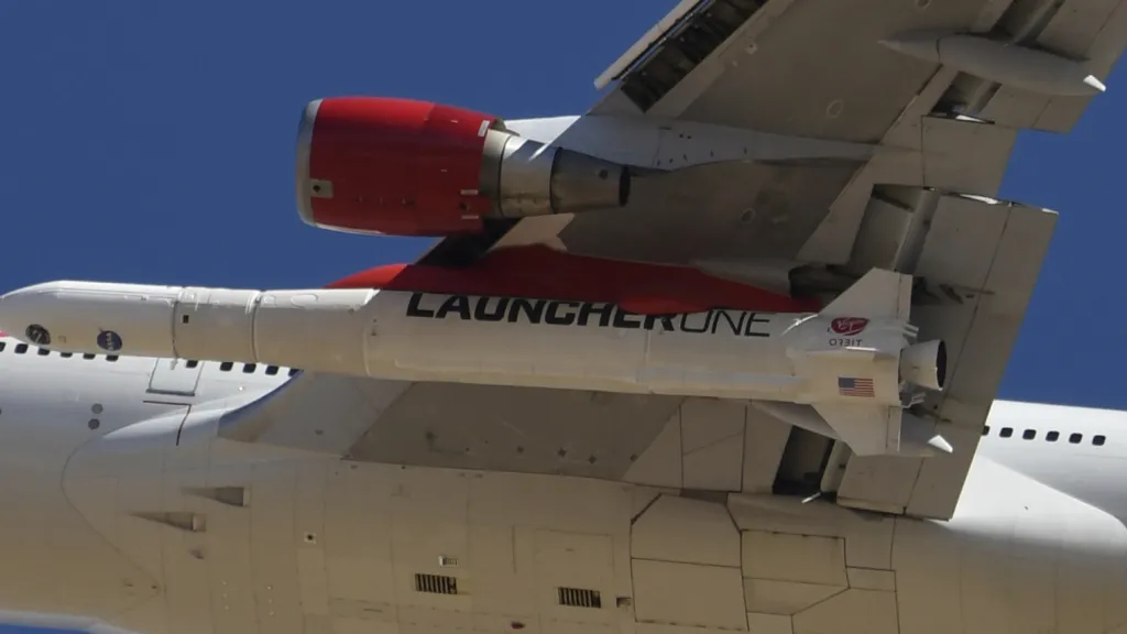LauncherOne pod křídlem Boeingu