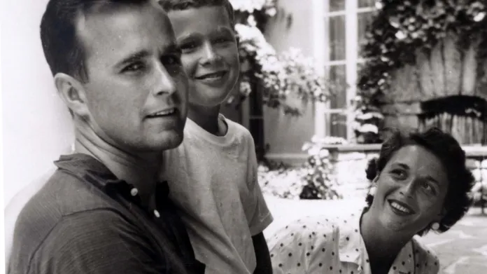 Barbara a George Bushovi se svým nejstarším synem Georgem v létě 1955
