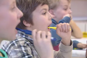 Děti, které zanedbávají péči o zuby, se to mají naučit ve škole. Prevence vyjde na miliony