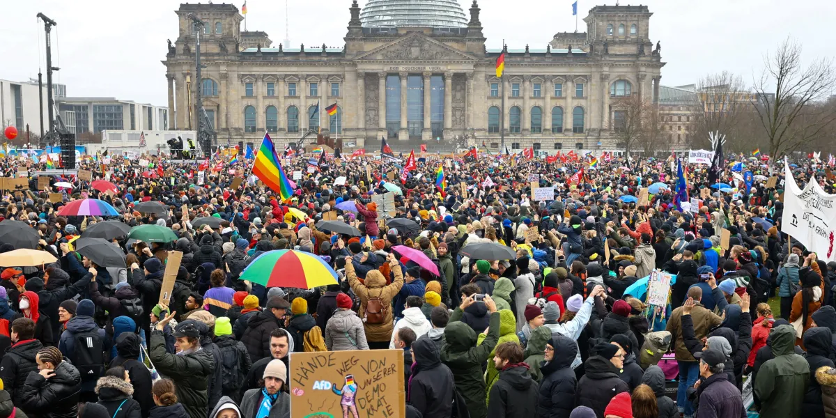 Desítky tisíc lidí na demonstraci v Berlíně odmítly krajní pravici. Odpor v německé společnosti je unikátní, hlásí zpravodaj