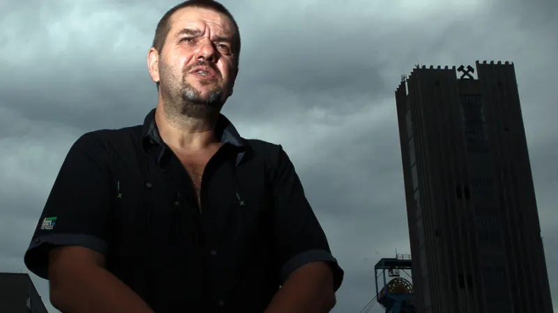 "Ta doba je dávno pryč," vzpomíná předák z dolu Paskov Ivan Grossinger. "Na šachtě jsem čtvrt století. Kdo mě pak zaměstná? A i kdyby zbylo místo jinde, copak můžu do 65 let fárat? Zrušili nám předčasný důchod, jenže tělo se tady opotřebuje rychle. Popravdě, nevidím světlo na konci tunelu."